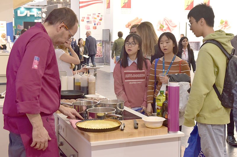 messe-fotografie Leute am Messestand